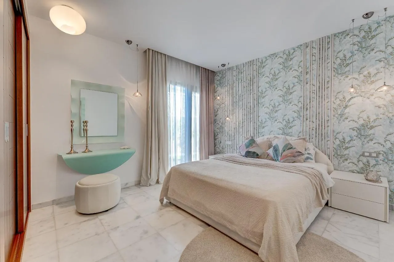 El Duque Private Lux Villa 아데제