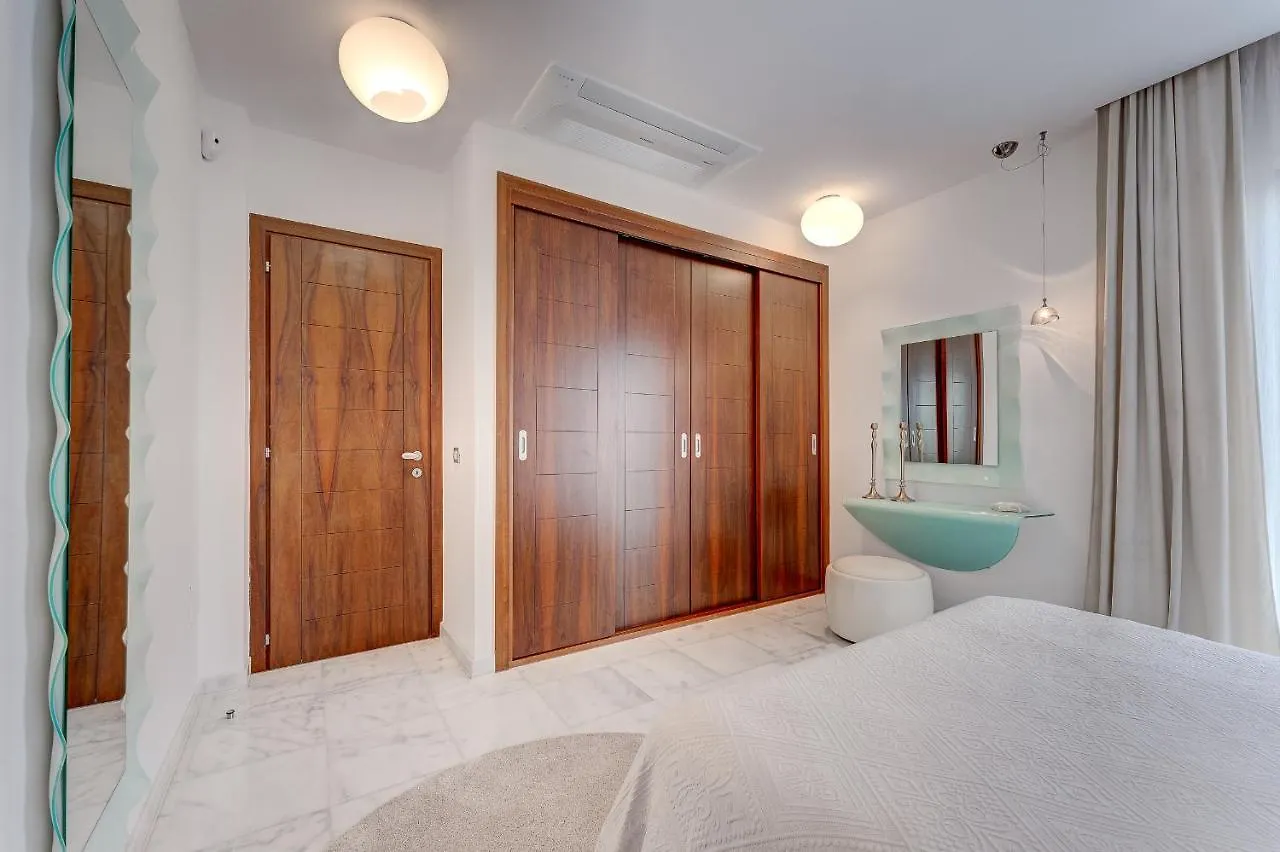 El Duque Private Lux Villa 아데제