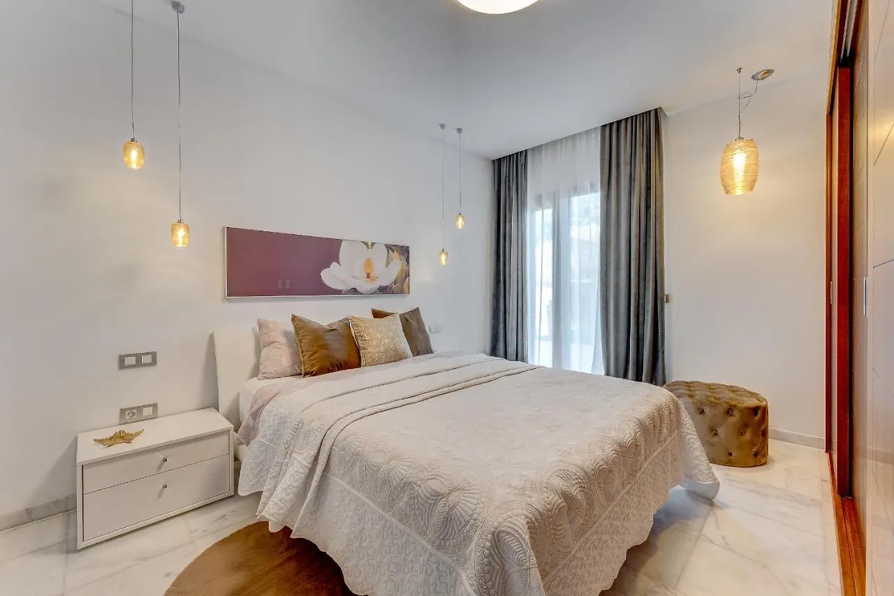El Duque Private Lux Villa 아데제