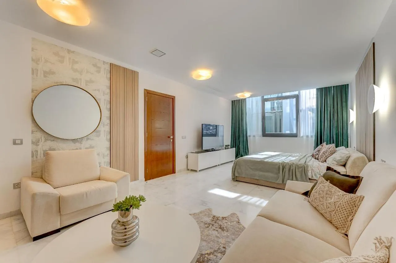 El Duque Private Lux Villa 아데제