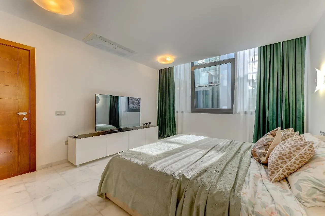 El Duque Private Lux Villa 아데제